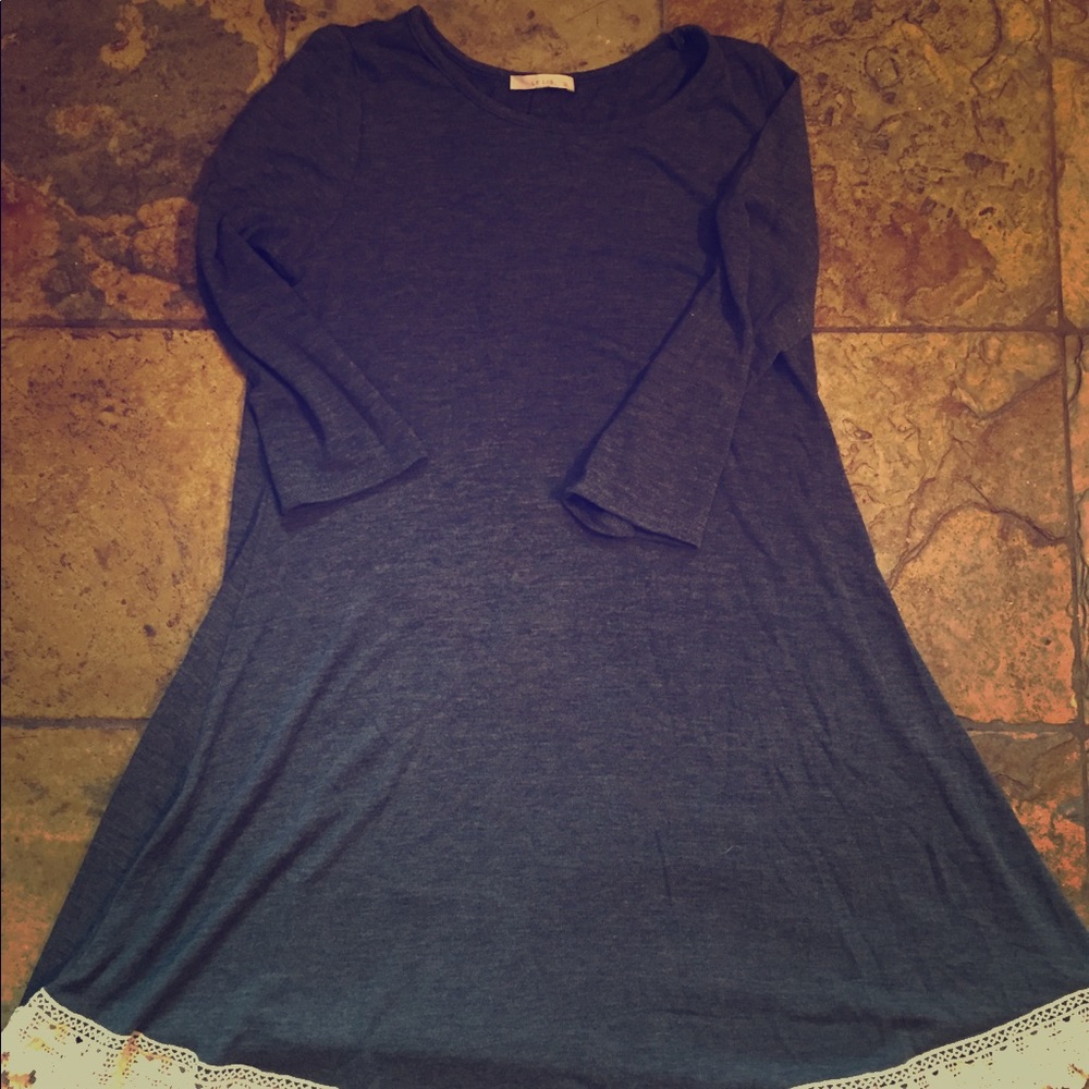 EUC Le Lis Gray w/Lace Trim Dress